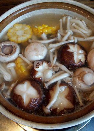 玉米排骨菌菇汤